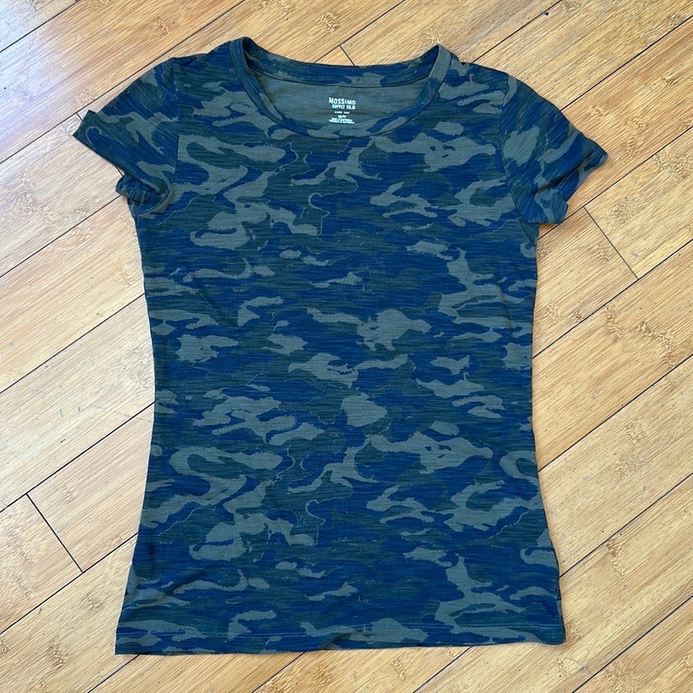 ❤️‍🔥 $5 ❤️‍🔥 or 3 /$12 ❤️‍🔥 Fitted Camouflage Print T-Shirt - Mossimo XS